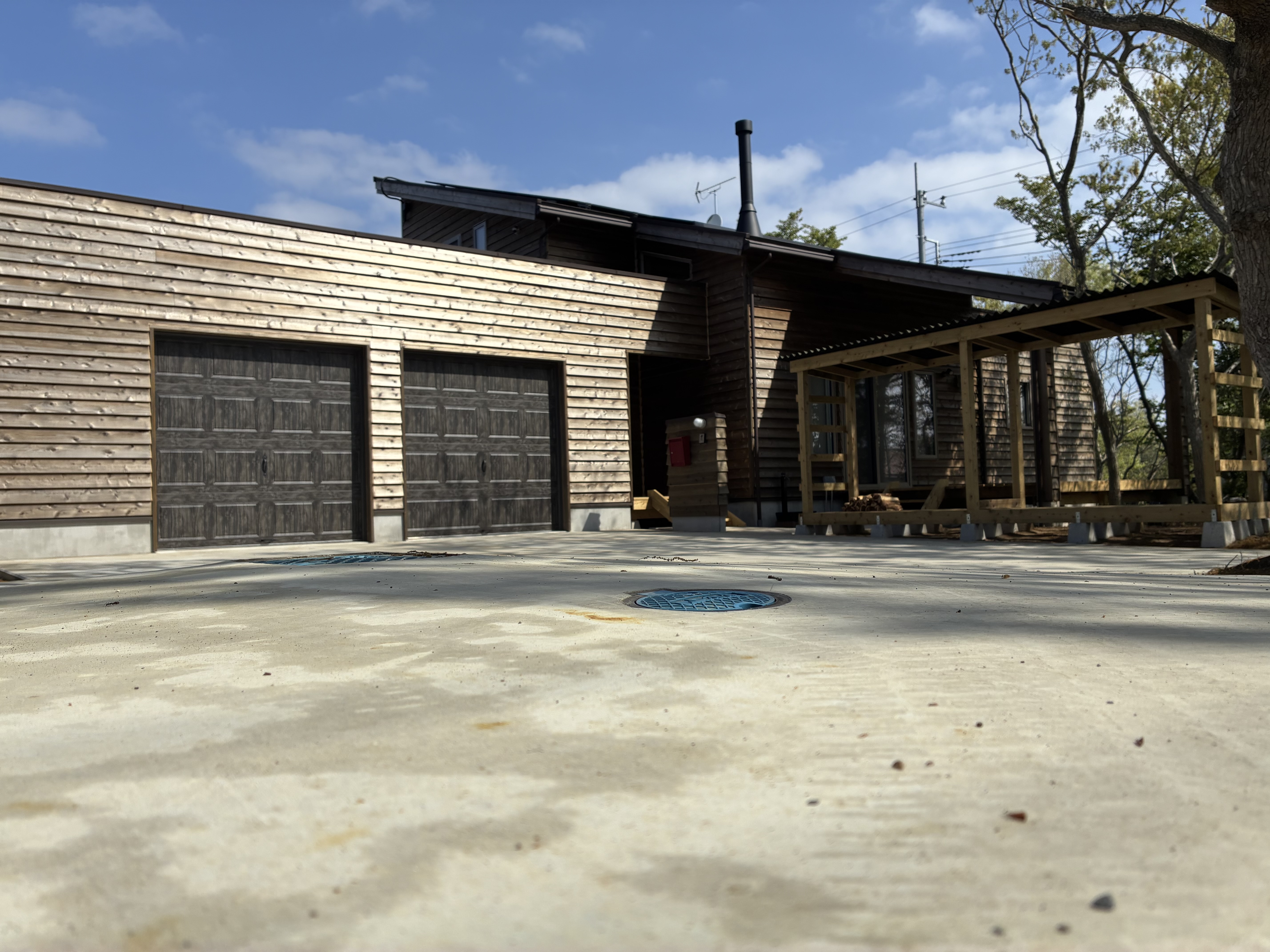 趣味と実用が同居する、森のガレージ・ロッジ